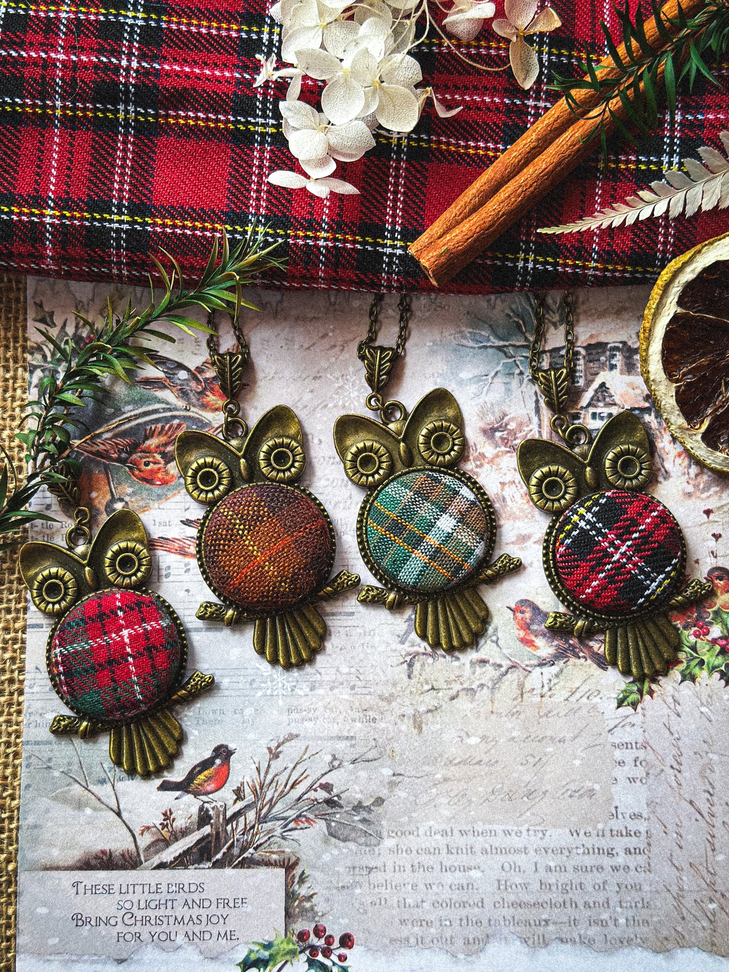 Nuova Collana Gufo/tessuto tartan, Collezione Natalizia Luci Abitate