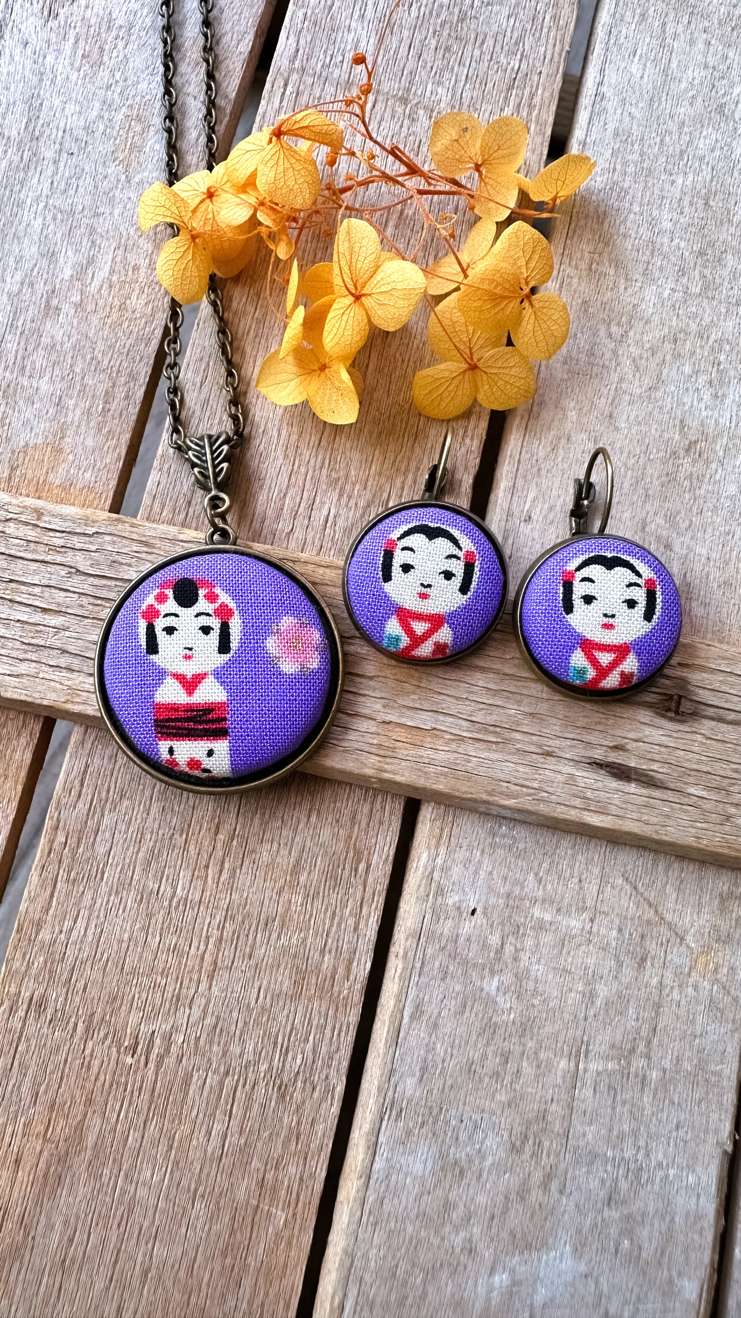 Orecchini e collana Kokeshi Doll