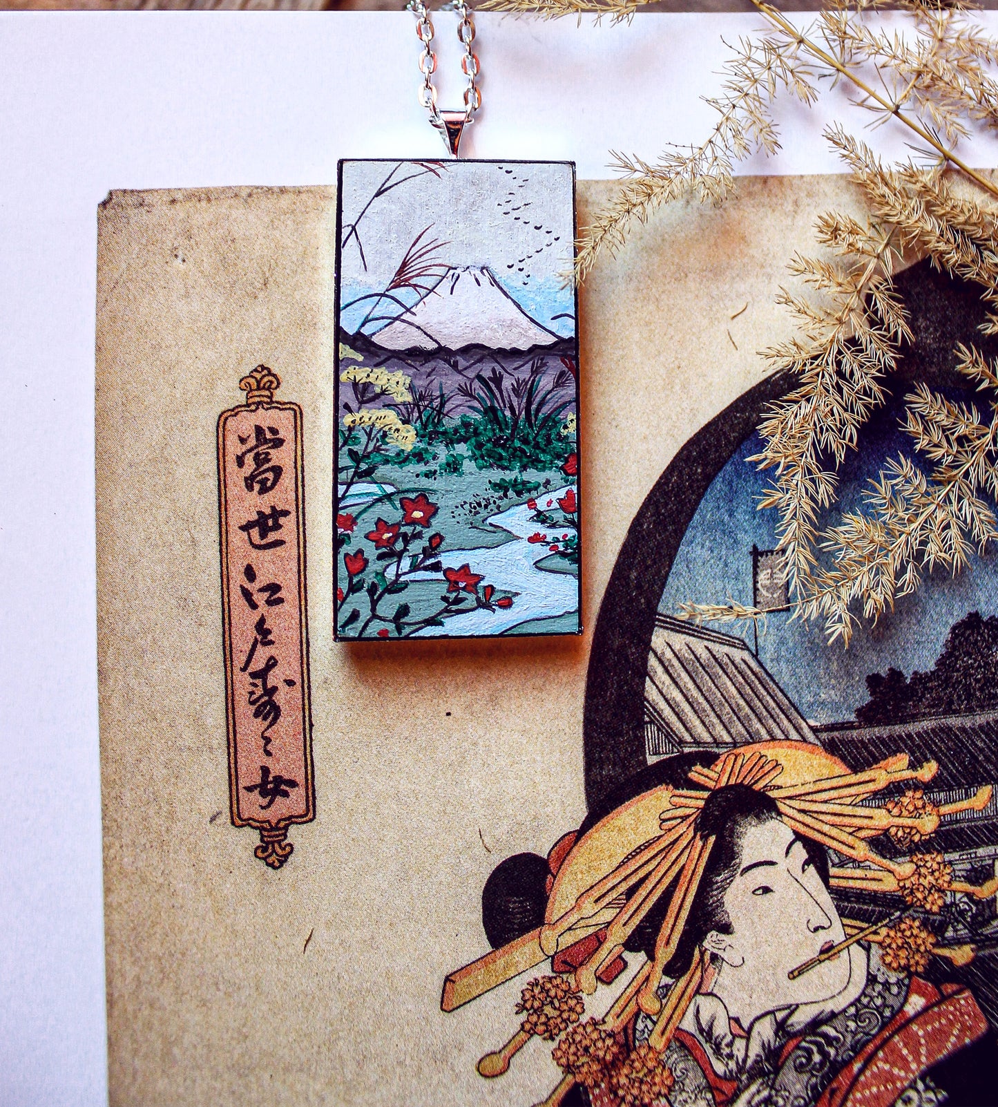 Monte Fuji fiori rossi e fiume
