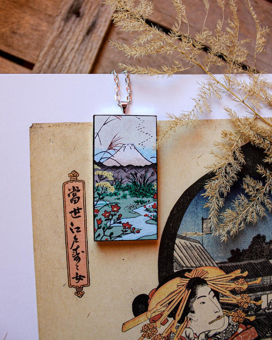 Monte Fuji fiori rossi e fiume