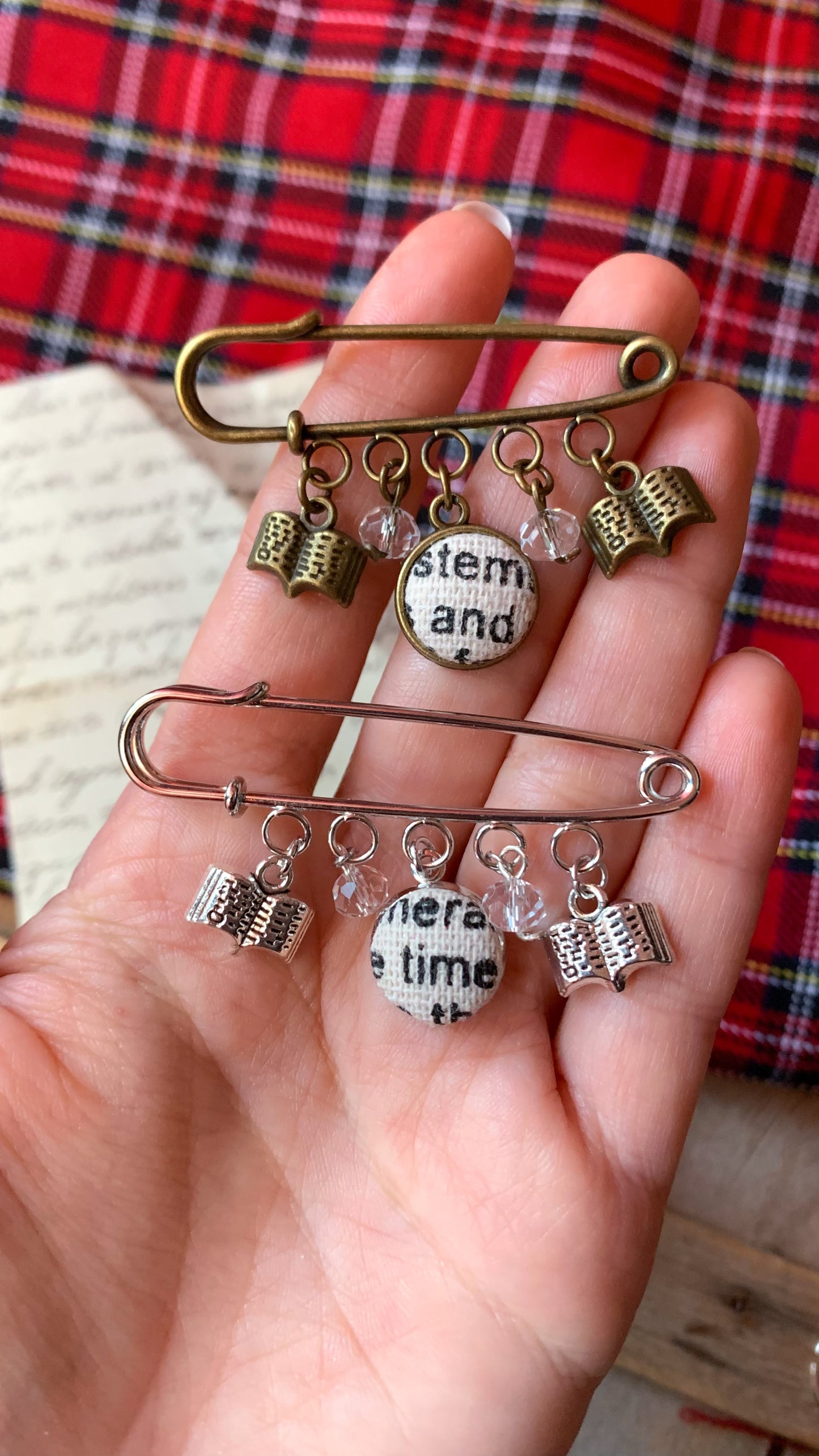 Nuove Spille Book Lover Collezione Luci Abitate