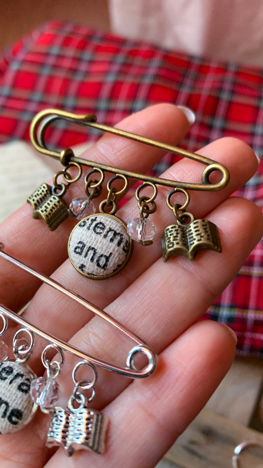 Nuove Spille Book Lover Collezione Luci Abitate