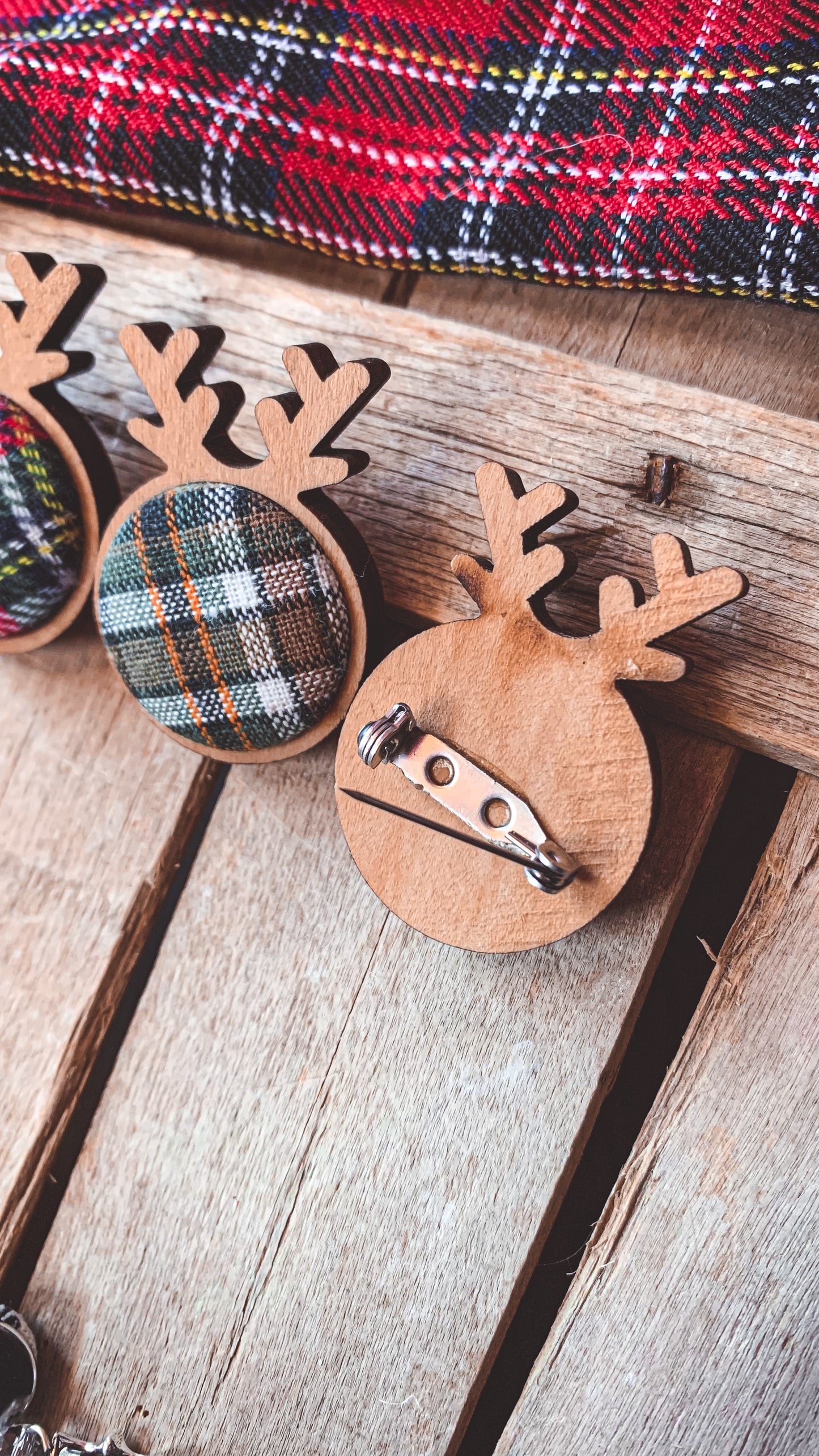 Nuove Spille Natalizie Collezione Luci Abitate - Renna legno