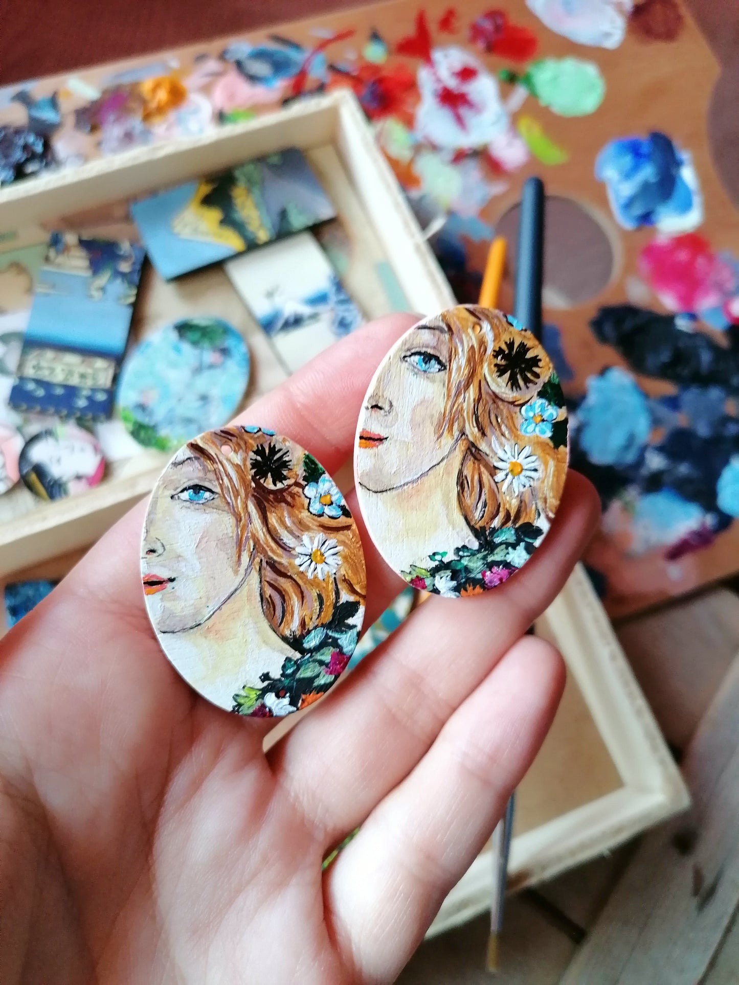 Collana Flora - dettaglio dalla Primavera del Botticelli, in miniatura
