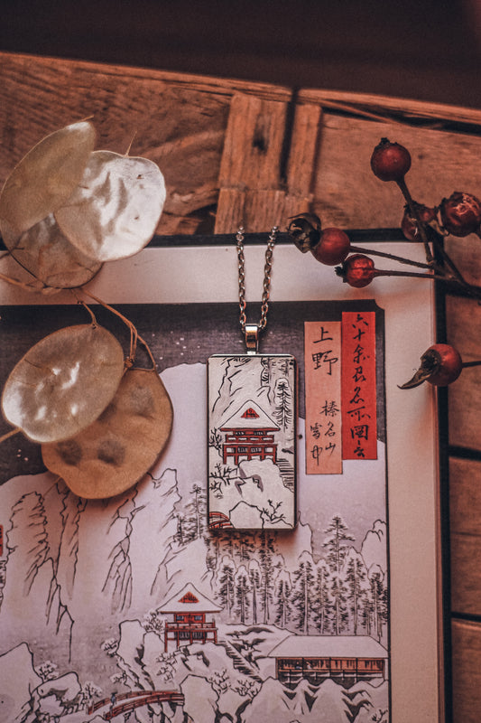 Tempio giapponese immerso nella neve