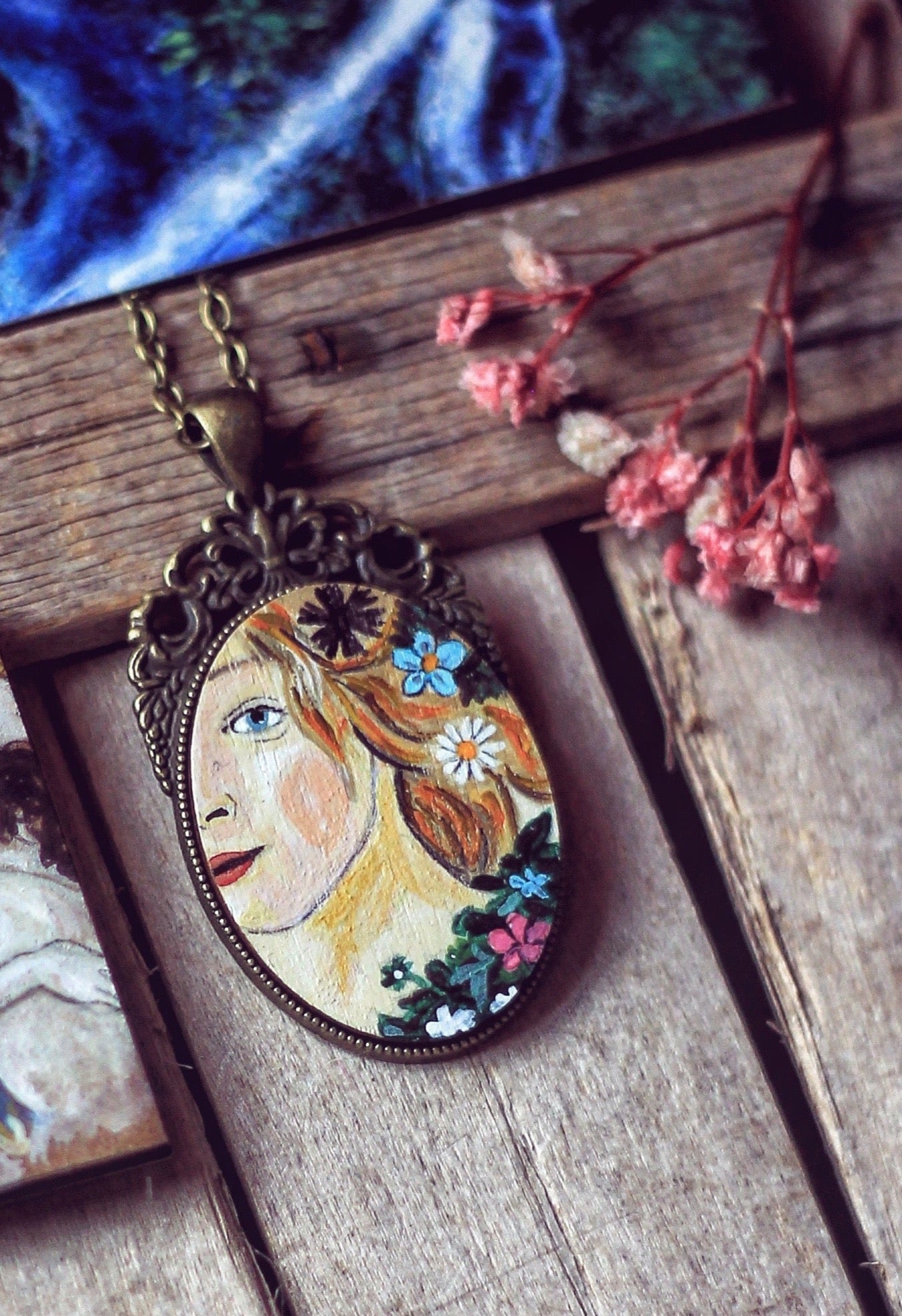 Collana Flora - dettaglio dalla Primavera del Botticelli, in miniatura